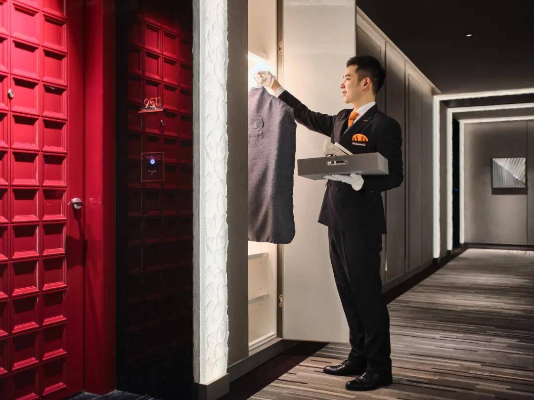 j酒店上海中心是位于上海之巅的奢华酒店,也是一座坐落云端的私人艺邸