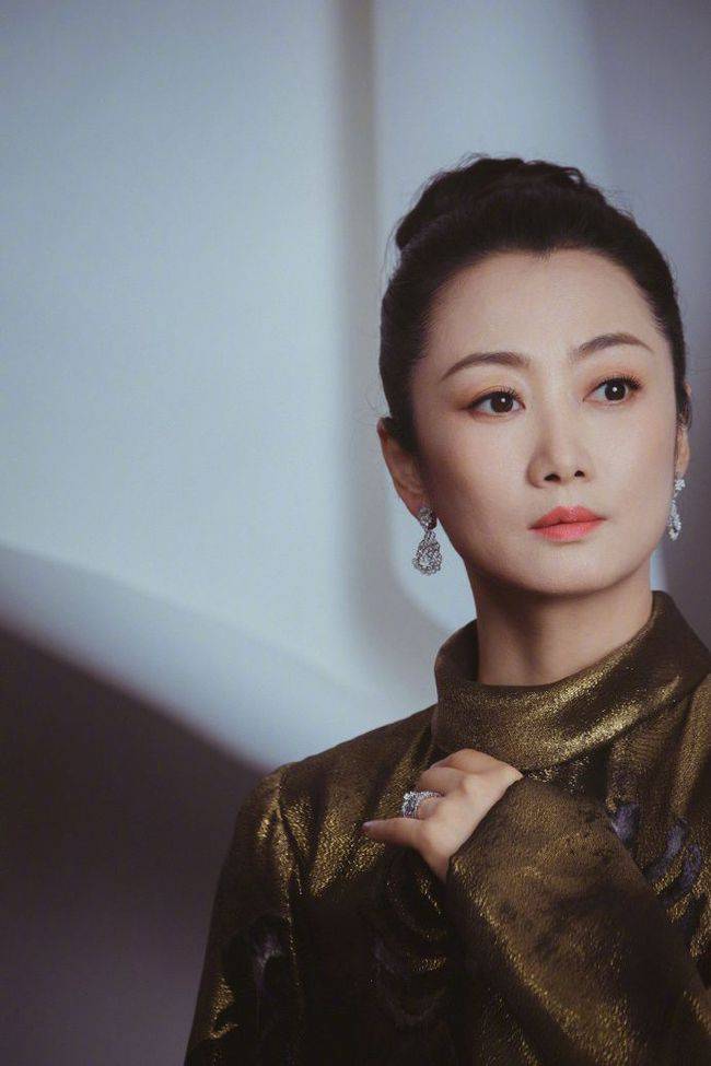 赵涛身穿金色长裙 出席上影节金爵奖颁奖典礼并担任颁奖嘉宾