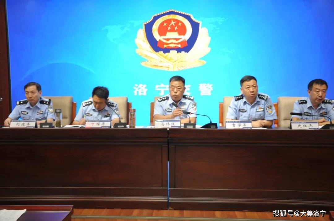 会议由教导员吉学军主持,交警大队全体民辅警参加会议,对建党100周年