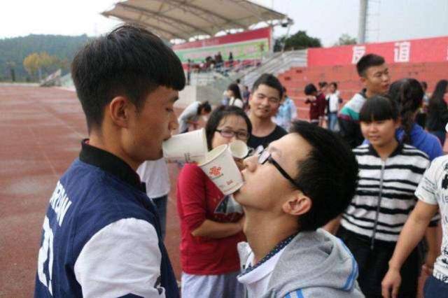大学开学送孩子让进学校吗 049c28acd5804048b0f35b1a7dda99ce.jpeg