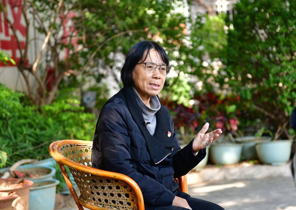 张桂梅出生于1957年,1975年参加三线建设从黑龙江支边到云南,先后在