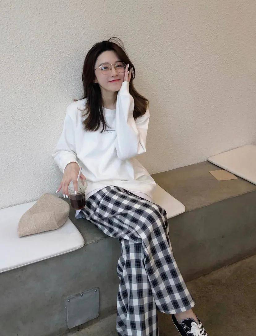 万能卫衣穿搭公式解锁慵懒女孩的n种方式