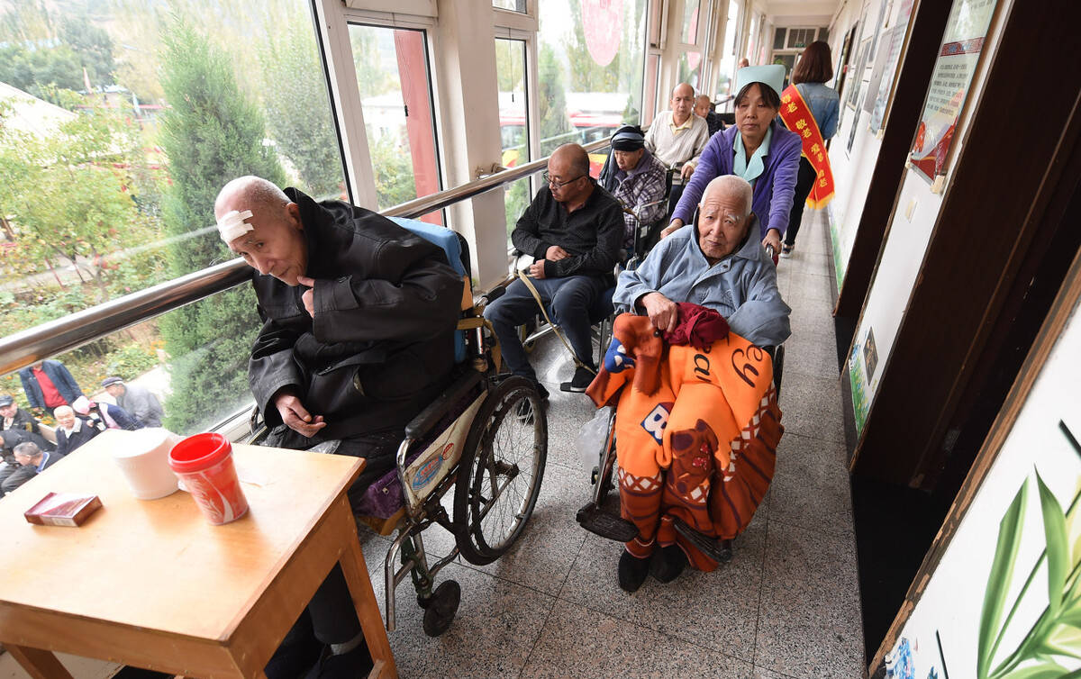 子女无暇照顾,养老院,护工不敢接收,失能老人成"烫手山芋"?