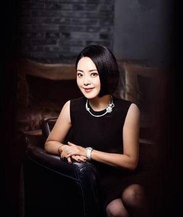 她被婆家嫌弃,婚礼一个人都没来,丈夫为她补办婚礼,惊动娱乐圈_王晓蓉