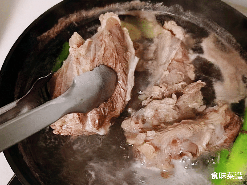 在家怎么做牛肉汤锅 616ab00123ce45d09396063ee554d0e7.png