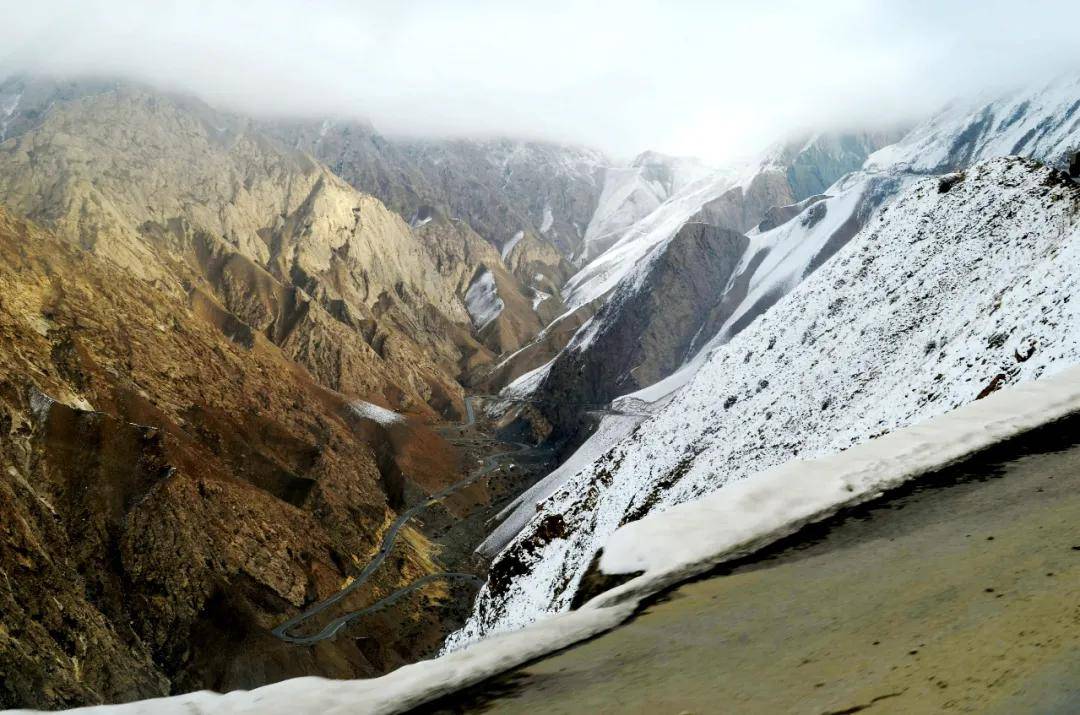 ▼意为"连猴子都爬不上去的雪山"因地势险要而得名库地达坂又名阿卡孜