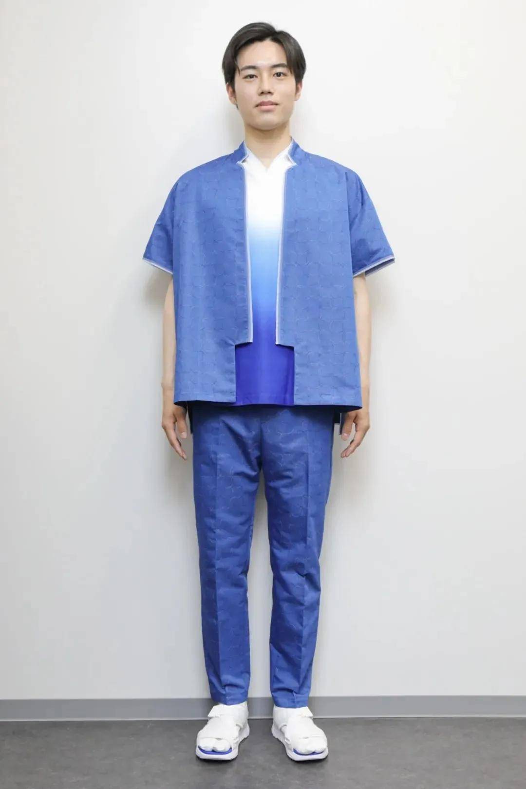 「真的像是居酒屋的制服,脚部也让我很在意,何不干脆穿法披配地下足袋