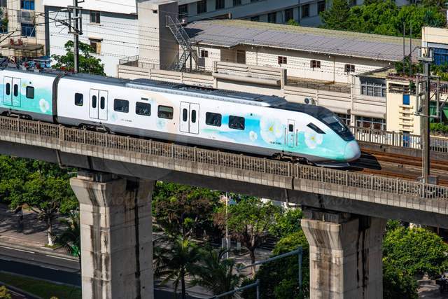 穿城而过的一抹五彩斑斓!海口crh6f-a彩绘市域列车行摄体验记