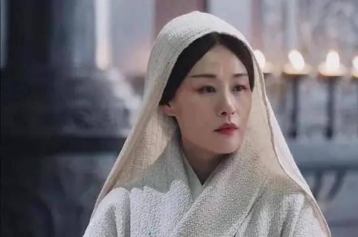 出身于歌女的她性格泼辣大胆,面对潦倒的子楚却也并没有觉得自己委屈