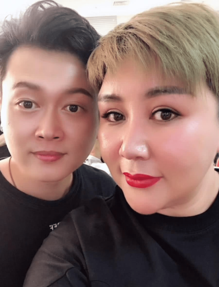 郭德纲妻子久违表演鼓戏!身材丰满神情专注,戴18万项链贵气十足