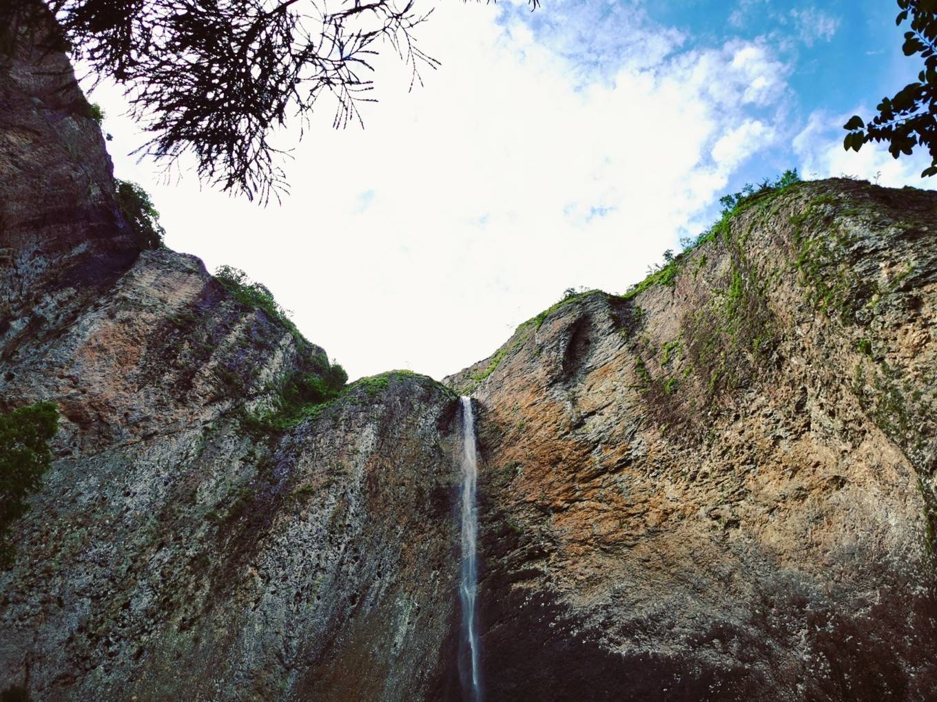 雁荡山主要有灵峰,灵岩,大龙湫,三折瀑,雁湖,显胜门,羊角洞,仙桥八大