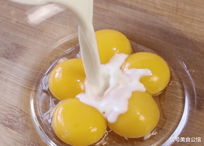 做法|电饭煲蛋糕的简单做法，蓬松暄软，香甜营养，吃一次念念不忘