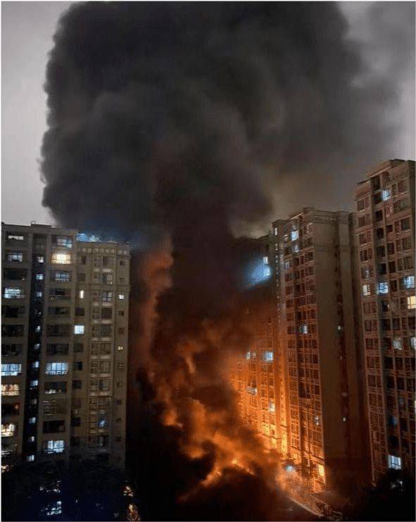 【速報】 中国、EV駐車場のEV300台が一気に爆発炎上してしまう 「消防隊も来たがEVバッテリーは破裂を続け全焼した」 画像・動画あり