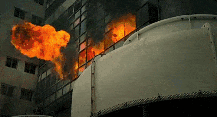 消防大队在消防栓无水的情况下,立即启用了消防车的水,未延误施救时机