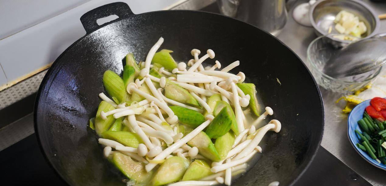 丝瓜配什么炒好吃儿童 4c16e4f734a2490db8630ed8923f7b05.jpeg