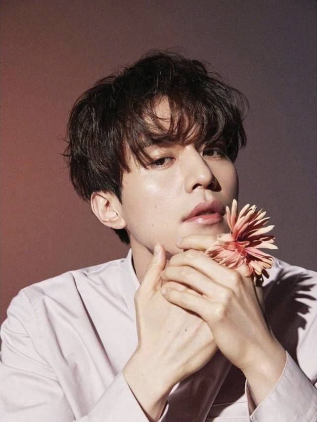 韩国男神李栋旭如今"雌雄难辨",留长发拍照太违和,像女孩子