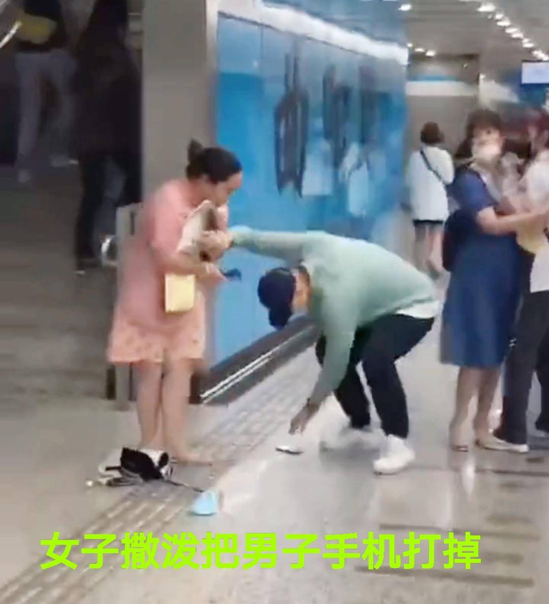 原创上海女子地铁不戴口罩狂喝饮料，男子制止后，大妈摔饮料撒泼