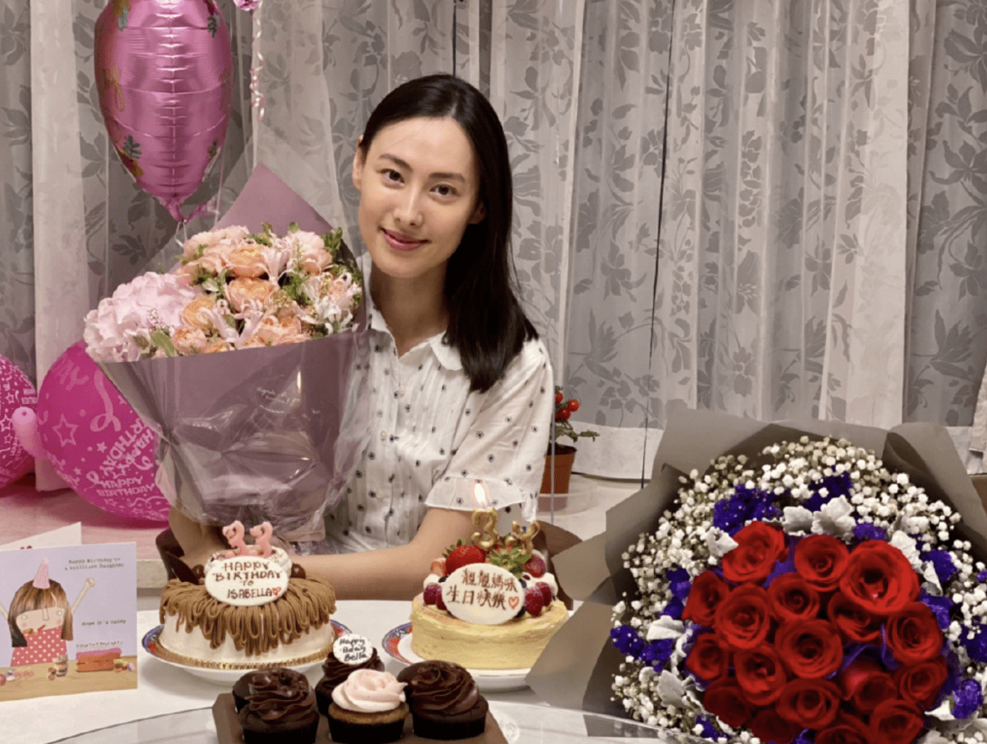 原创33岁梁洛施晒照庆生手捧鲜花气质温婉儿子送蛋糕卡片很贴心