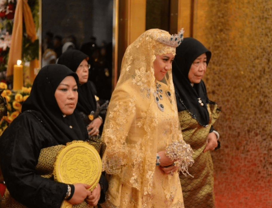 文莱王后的王冠不输女王泰国美后诗丽吉避其锋芒改戴黄金披肩