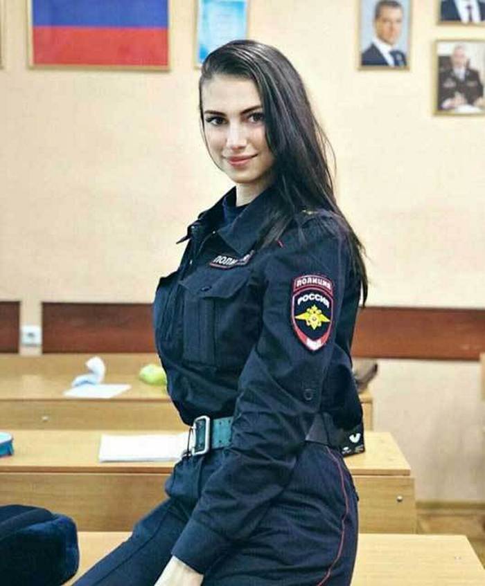 17名美丽的俄罗斯女警,佩戴俄罗斯内务部臂章,左臂和右臂不一样