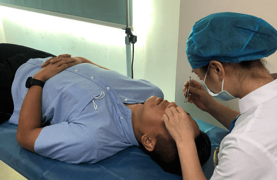 (睑板腺按摩,改善睑板腺功能)▼惠州爱尔眼科医院干眼门诊