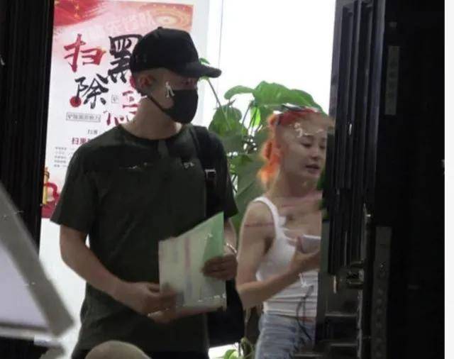 相声馆赔钱到倒闭,直播卖酒满屏尴尬,事业不行他投身爱情?