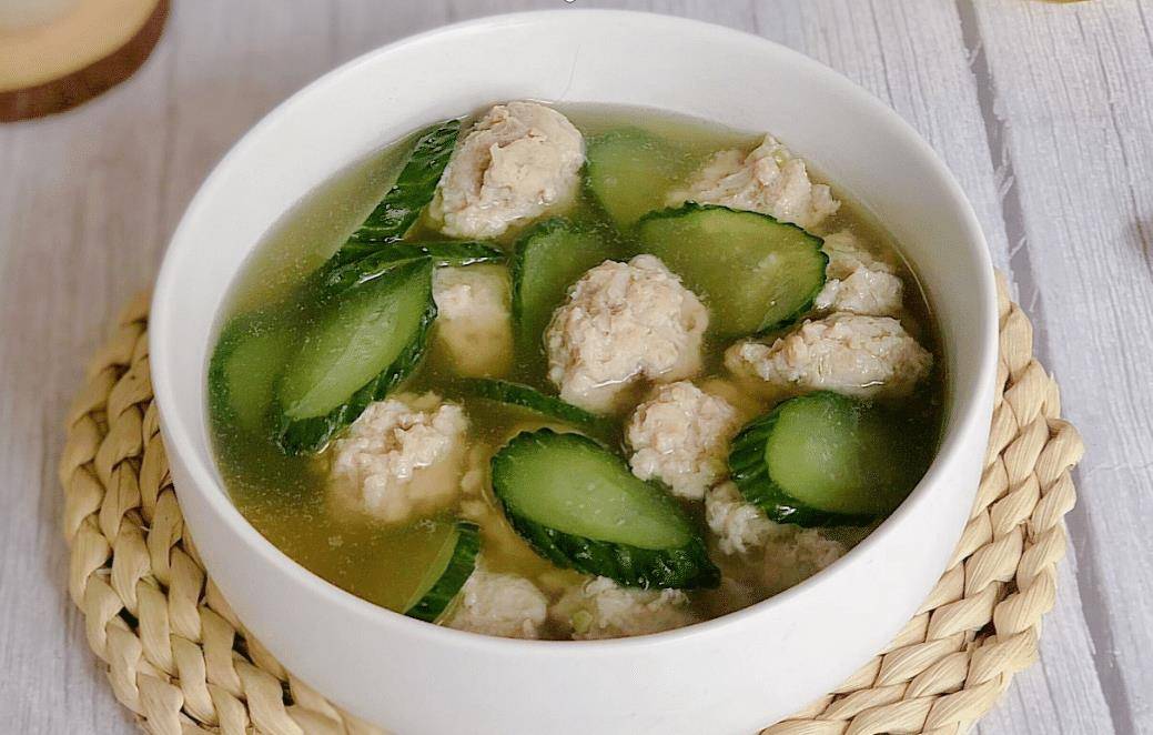 准备去厨房露一手,做一道营养均衡的黄瓜猪肉丸子汤