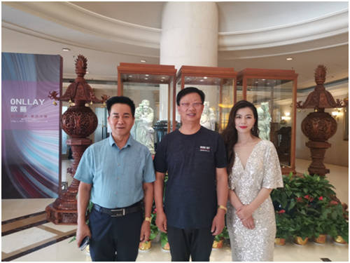 改革潮中稳掌航搏击海浪扬风帐记榜样人物公益慈善家歌手李懿轩