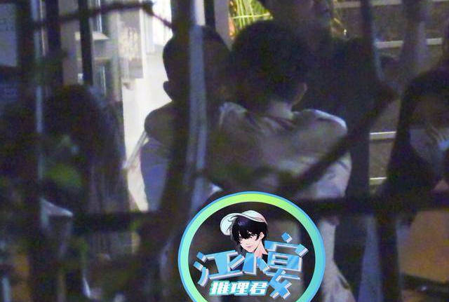 相声馆赔钱到倒闭,直播卖酒满屏尴尬,事业不行他投身爱情?