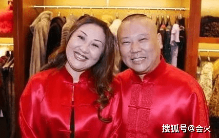 王惠罕见直播连麦老公郭德纲,肤白唇红富贵逼人