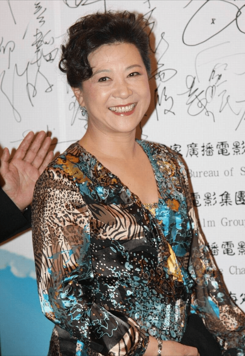 王馥荔真是越老越富贵,和儿子站一起挺幸福,虽然有皱纹但很耐看