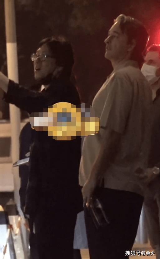 高晓松暴瘦26斤现身街头!脸部松垮挂不住肉