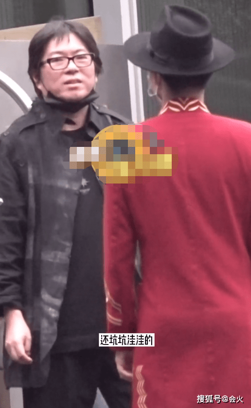 高晓松暴瘦26斤现身街头!脸部松垮挂不住肉