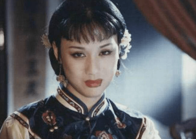 《康熙王朝》容妃,与名导同居27年没有名分,无儿无女患癌去世!