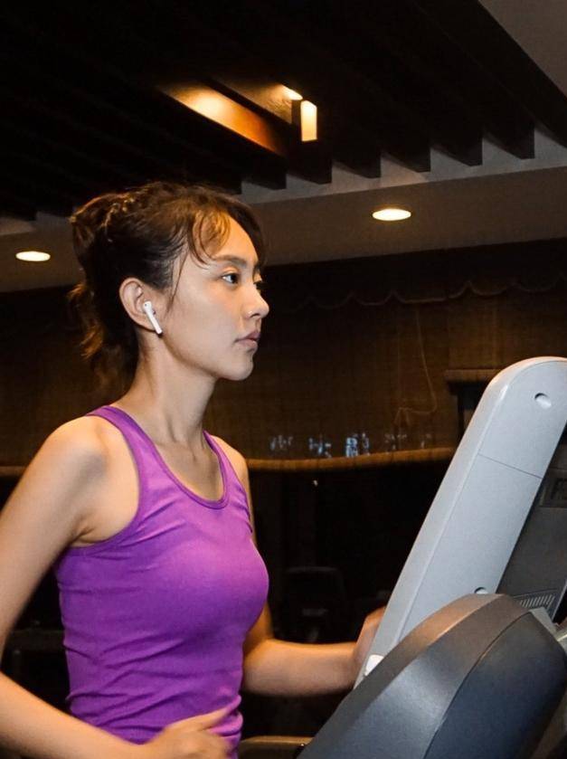 曾与赵丽颖是闺蜜,因直播出卖赵丽颖,今无戏可拍,网友:活该_孙耀琦