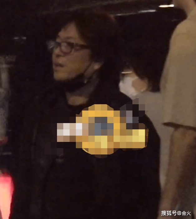 高晓松暴瘦26斤现身街头!脸部松垮挂不住肉