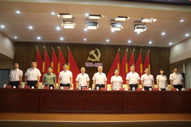 龙江县委副书记,政府县长顾玉国主持了会议;县委书记关宝建带领新党员