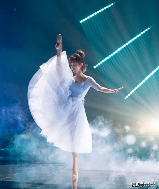 金巧巧穿背心短裤家中热舞,双腿白净细如筷子,太瘦被嘲皮肤松垮