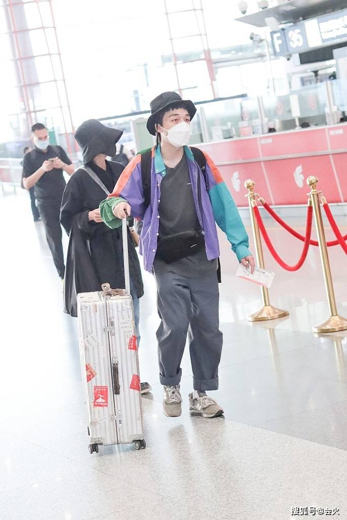 郭采洁携小五岁男友现身，男方穿着随意体态差