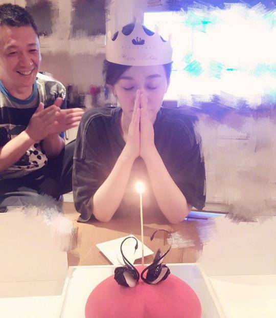 照片当中来看,似乎是拍摄于李小冉的生日当天.