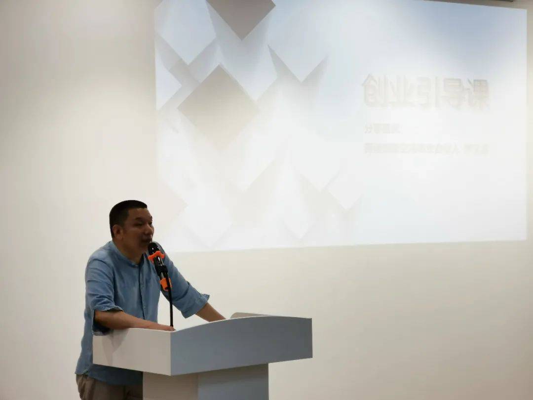 课程开始之前,重庆邮电大学邓德祥教授介绍了联合培养基地创立的初衷