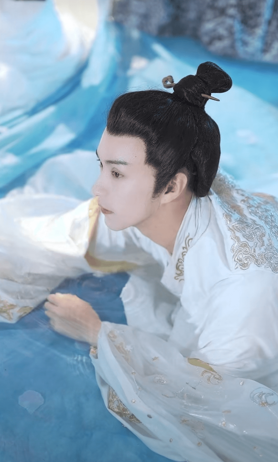 汉服博主发视频装韩国人,文案姓名皆用韩文,被骂为了流量扔骨气_楚淇