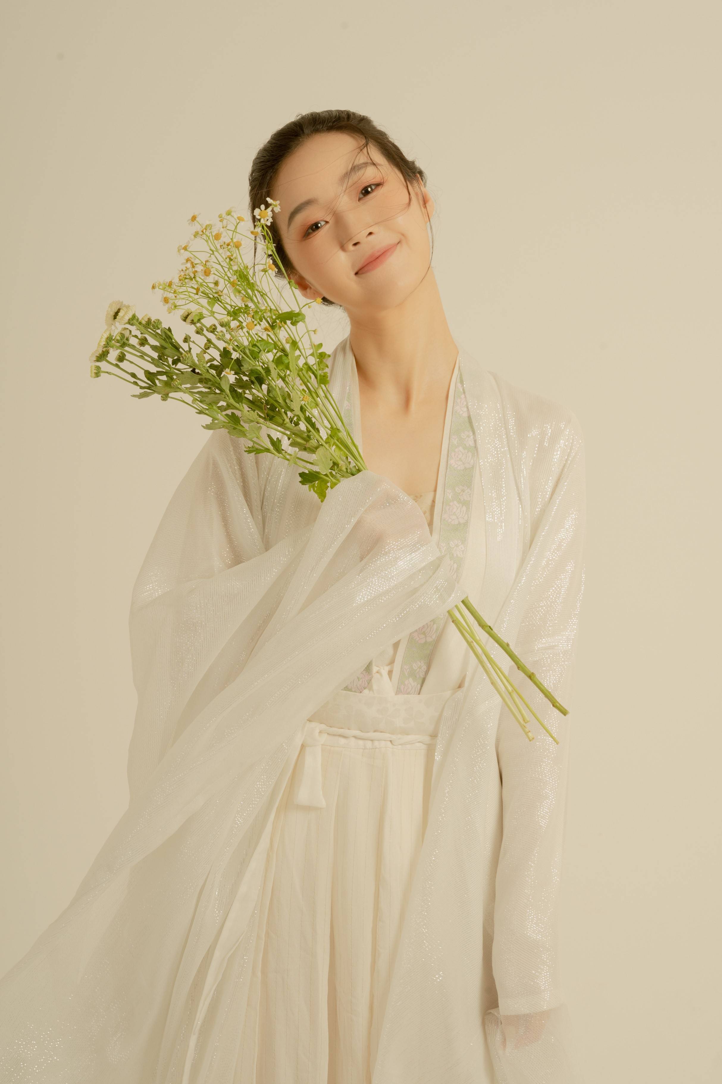 张宇柠古装美人图释出 素色裙衫温婉大气