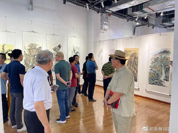 本次书画展共展出徐州书画艺术家120多件作品,书画家们以翰墨颂盛世