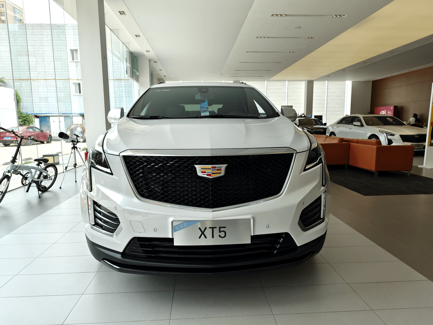 日前,笔者在本地4s店实拍了凯迪拉克xt5,具体车型为2.