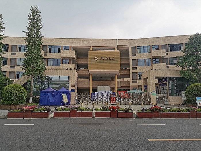 教育方面,区内学校多达十余所,包括天府四中,天府三小,华阳小学,天府