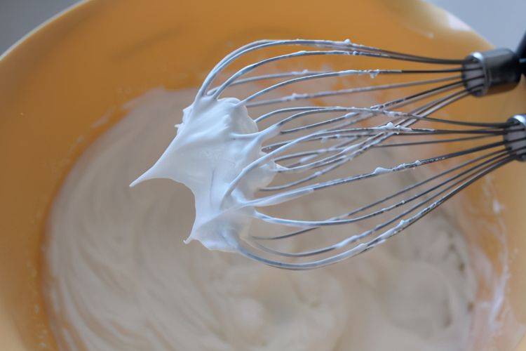 6,将打发好的蛋清一小半放入到面糊中去,搅拌均匀.