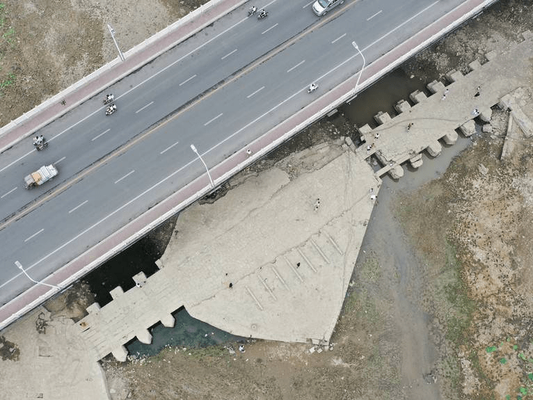 河南颍河开闸放水 明代古桥遗址"重见天日"