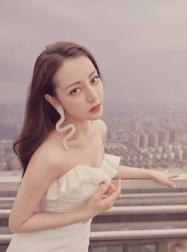曲线美|迪丽热巴和古力娜扎，都搭配抹胸裙，终于明白女人身材的重要性了