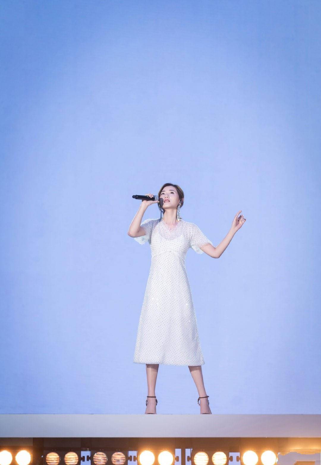 黑色|万茜最新穿搭太撩人，穿着黑色无袖西装裙，演绎成熟女性魅力